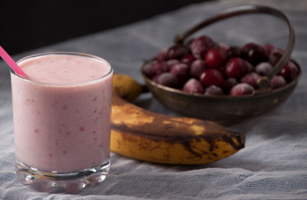 A lukewarm fruit smoothie made with ripe bananas and whole milk is an ideal breakfast for children after a root canal.